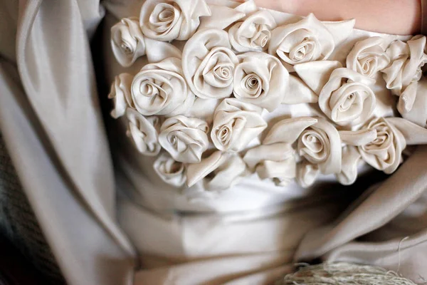 Belas Flores Brancas Vestido Noiva — Fotografia de Stock