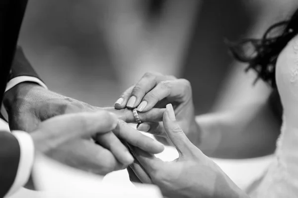 Casamento Casal Mãos Com Anéis — Fotografia de Stock