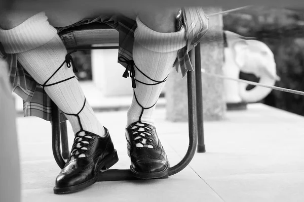 Siyah Beyaz Bir Kadın Bacağını Kapat — Stok fotoğraf