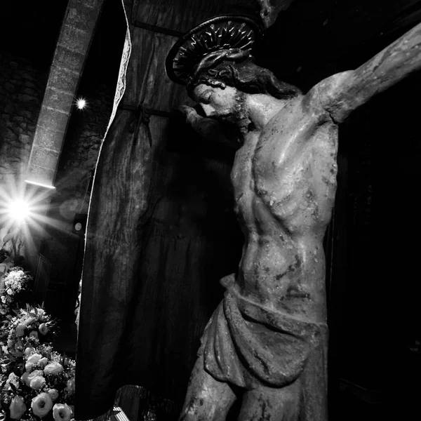 Estatua Jesús Con Una Cruz —  Fotos de Stock