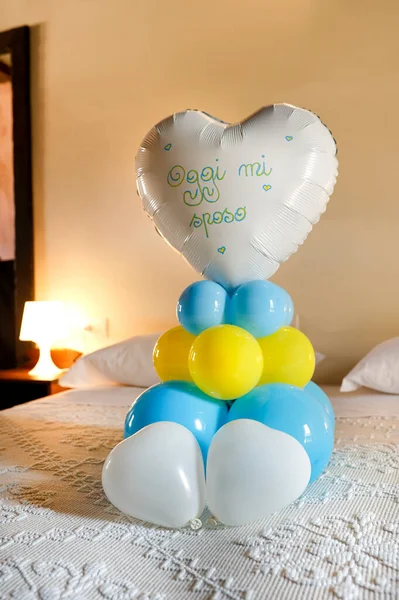Güzel Şenlikli Düğün Dekorunun Yakın Plan Görüntüsü Yatakta Renkli Balonlar — Stok fotoğraf