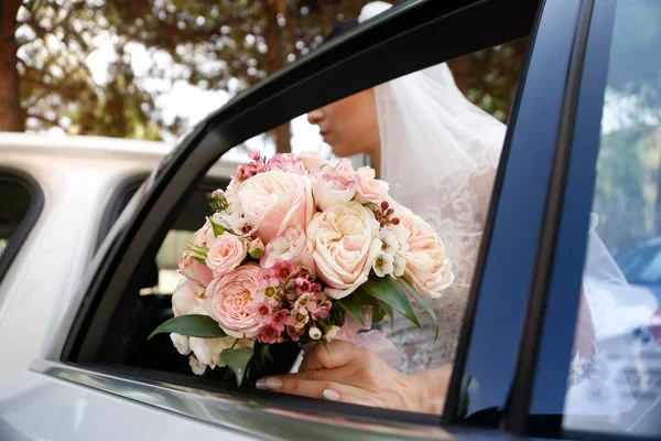 Krásná Nevěsta Svatebních Šatech Kyticí Květin — Stock fotografie