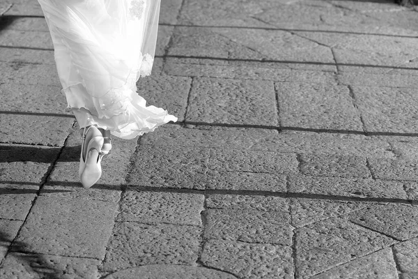 新娘在沥青路面上奔跑 黑白相间 — 图库照片