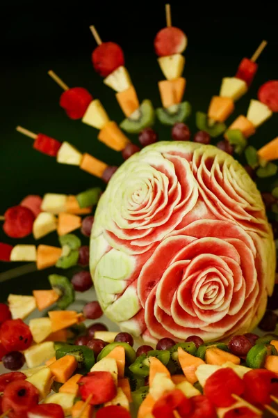 Deliciosa Ensalada Frutas Verduras Frescas Con Flores Frutas —  Fotos de Stock