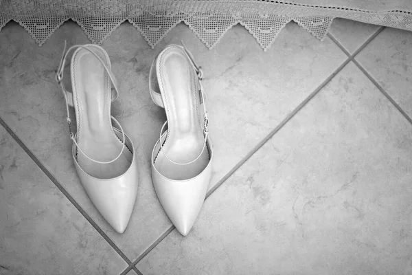 Arka Planda Beyaz Düğün Ayakkabıları — Stok fotoğraf