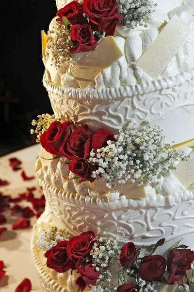 Torta Nuziale Con Rose Rosse — Foto Stock