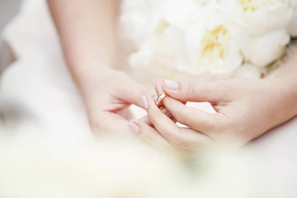 Alianças Casamento Nas Mãos Noiva Dia Casamento Casamento — Fotografia de Stock