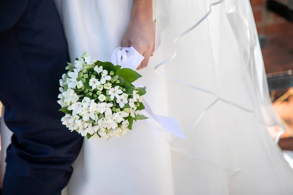 Menyasszony Esküvői Ceremónián Virágokkal — Stock Fotó