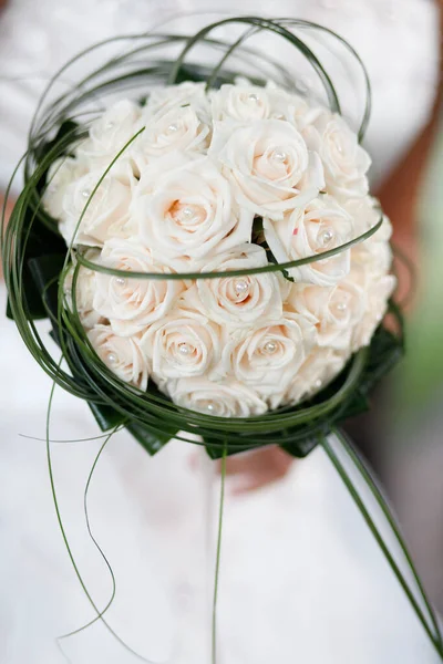 Λευκά Τριαντάφυλλα Στα Χέρια Της Νύφης — Φωτογραφία Αρχείου