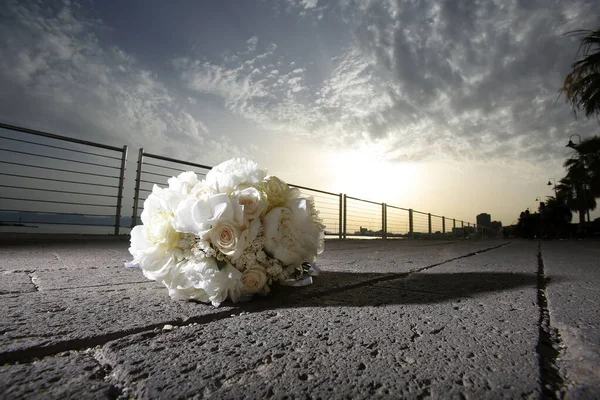 Wedding Bouquet Flowers Embankment Sunset — Stock Photo, Image