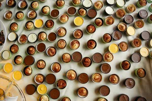 Diferentes Tipos Sobremesas Uma Mesa Buffet — Fotografia de Stock