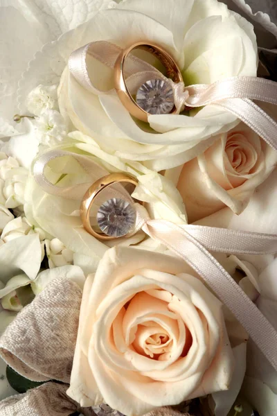 有玫瑰和彩带的结婚戒指 — 图库照片