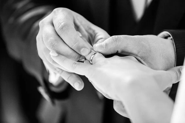 Γαμπρός Που Βάζει Βέρα Στο Δάχτυλο Της Νύφης — Φωτογραφία Αρχείου