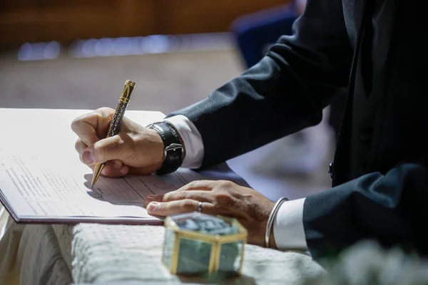 Biznesmen Podpisujący Umowę Piórem — Zdjęcie stockowe