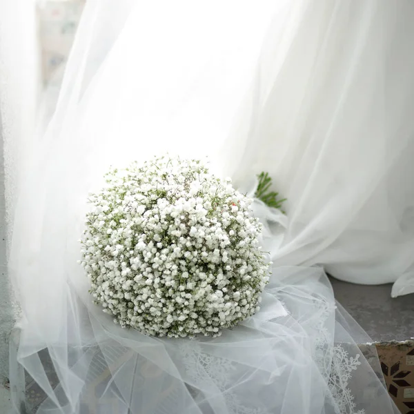 白い結婚式の花束が窓にまだある — ストック写真