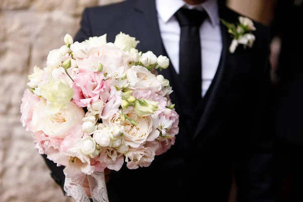 Крупный План Жениха Держащего Свадебный Букет Цветов — стоковое фото