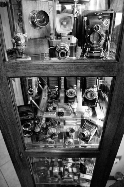 Câmeras Fotos Vintage Atrás Vidro — Fotografia de Stock