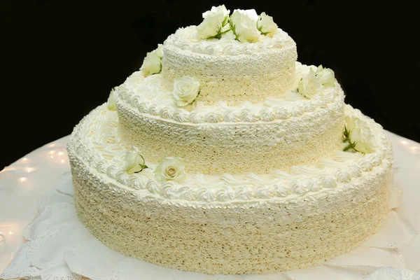 Białe Ciasto Śmietanką Stole Tort Weselny — Zdjęcie stockowe