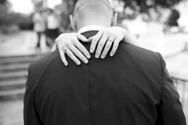 Sposa Abbracciare Sposo Vista Posteriore — Foto Stock