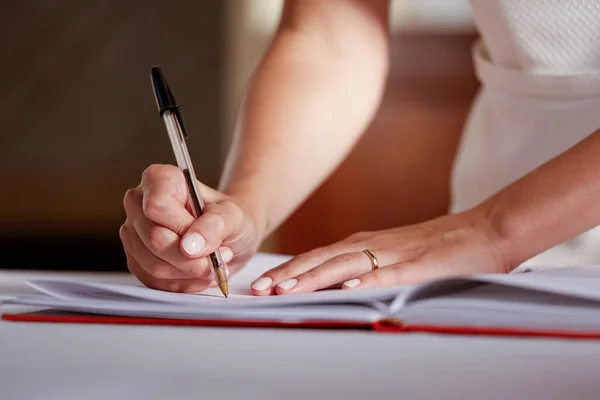 Gelin Ellerinin Evlilik Sözleşmesi Imzalarken Yakın Plan Çekimi — Stok fotoğraf