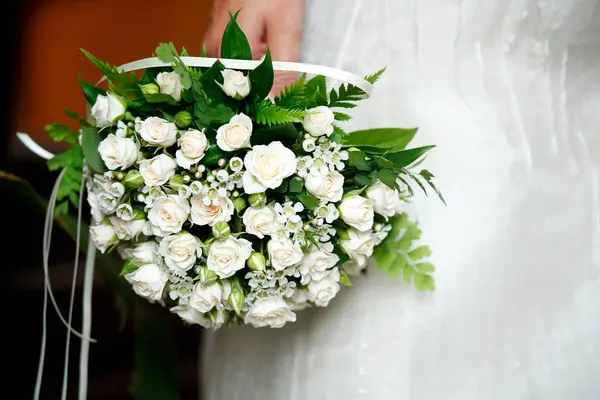 Krásná Kytice Květin Ruce Nevěsty — Stock fotografie