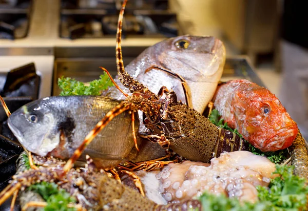 市場での新鮮な魚とシーフード — ストック写真