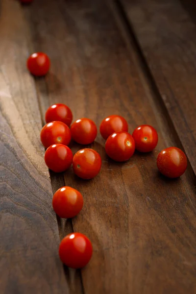 木制背景的新鲜成熟西红柿 — 图库照片
