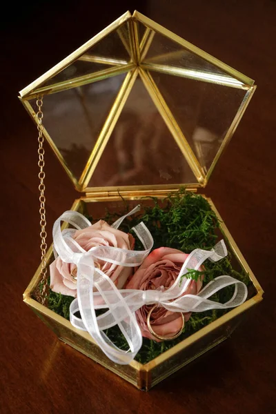 Обручальное Кольцо Цветы Стеклянной Коробке — стоковое фото