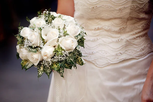 Braut Hält Trauringe Einem Blumenstrauß — Stockfoto