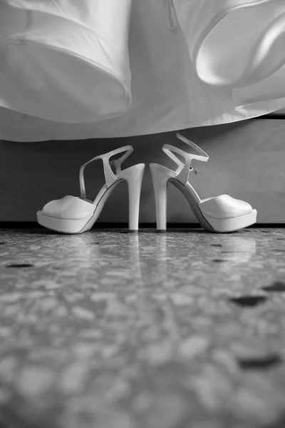 Beyaz Ayakkabılar Gelinlik — Stok fotoğraf