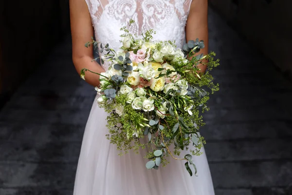 Schöne Braut Strauß Von Blumen — Stockfoto
