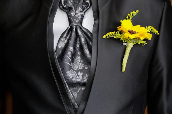 Zbliżenie Czarno Białego Bukietu Ślubnego Pana Młodego Złotym Garniturze Krawacie — Zdjęcie stockowe