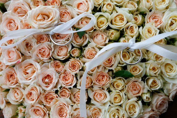 Белые Оранжевые Розы Букете Close Вид Сверху — стоковое фото