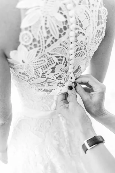 Nevěsta Chystá Být Krásné Šaty — Stock fotografie