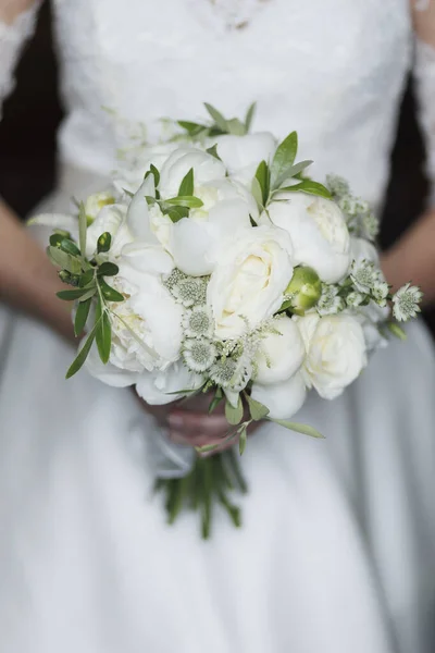 Νύφη Κρατώντας Μπουκέτο Από Λευκά Λουλούδια — Φωτογραφία Αρχείου