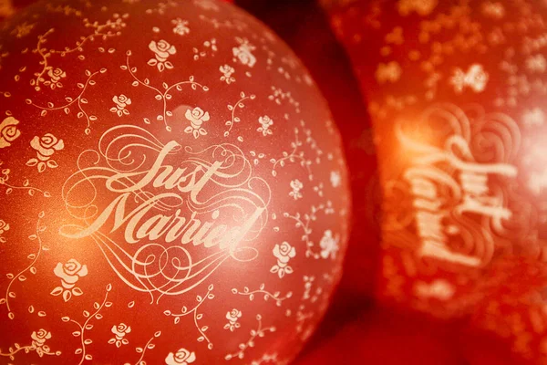 Närbild Vacker Och Festlig Bröllopsinredning Röda Ballonger Med Just Gift — Stockfoto