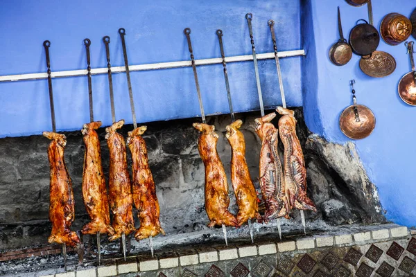 スペインのアンダルシアというスペインの町で伝統的なスペインの子羊がバーベキューグリルで焼かれ — ストック写真