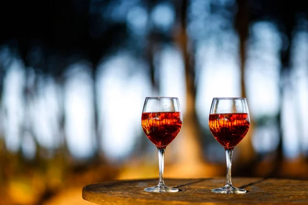 Zwei Gläser Wein Auf Dem Hintergrund Des Sonnenuntergangs — Stockfoto