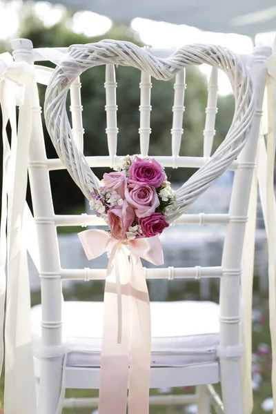 Ślubny Bukiet Kwiatów Białym Krześle — Zdjęcie stockowe