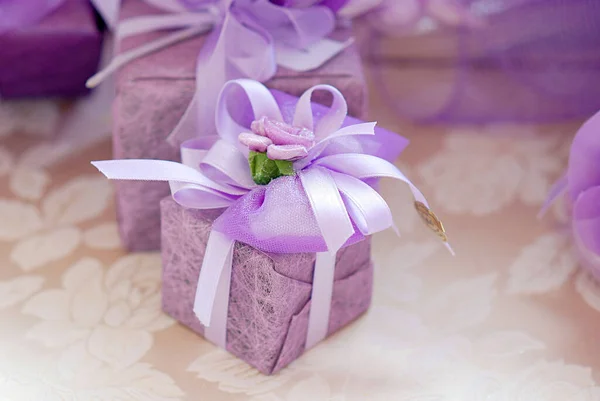 Hermosa Caja Regalo Púrpura Púrpura Fondo Flores Púrpura Primer Plano —  Fotos de Stock