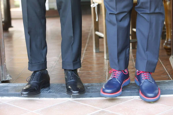 Мужчины Стильных Костюмах Обуви — стоковое фото