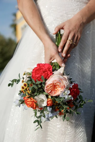 Γαμήλια Ανθοδέσμη Στα Χέρια Της Νύφης — Φωτογραφία Αρχείου