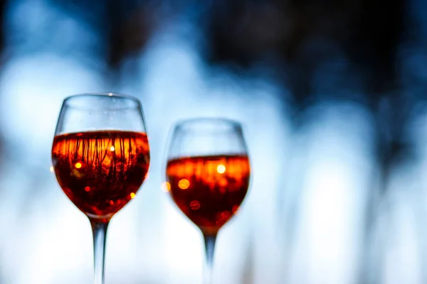 Iki Bardak Şarap Üzerinde Arka Plan Bulanık — Stok fotoğraf