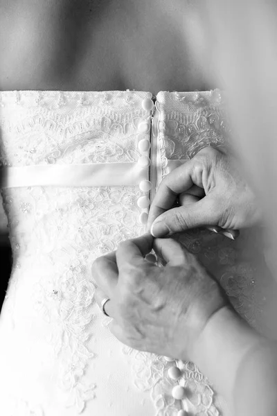 Snubní Prsteny Rukou Nevěsty — Stock fotografie