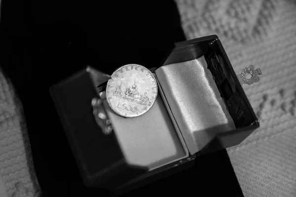 Крупный План Черно Белой Фотографии Серебряной Монеты — стоковое фото