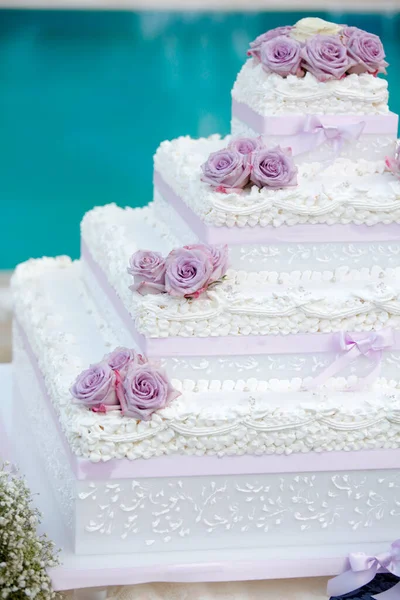 Beyaz Güllerle Süslenmiş Düğün Pastası — Stok fotoğraf