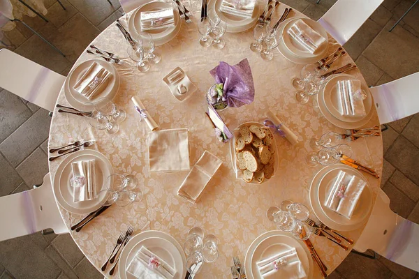 テーブルにはシャンパンのキャンドルとグラス — ストック写真