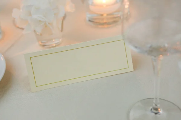 Carta Vuota Bicchieri Con Candele Sul Tavolo Nel Ristorante — Foto Stock