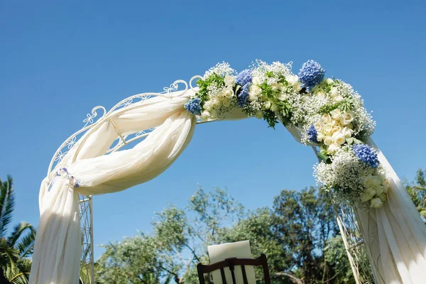 Łuk Weselny Ozdobiony Niebiesko Białymi Kwiatami Słoneczny Dzień — Zdjęcie stockowe