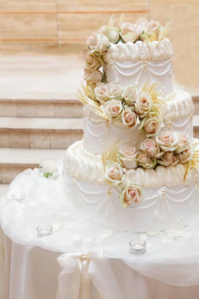 Çiçekli Güzel Düğün Pastası — Stok fotoğraf